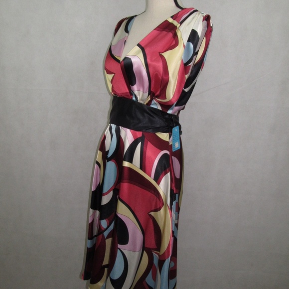 Roulette Dress V Neck Size 6 Sash Flower Design - Picture 3 of 7